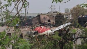 Entre cuerpos y fuego, así escapó el único superviviente del vuelo que se estrelló en India