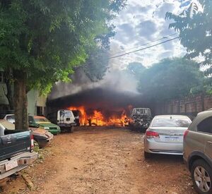 Taller mecánico se incendió y varios vehículos quedaron “hechos ceniza”