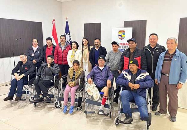 Taiwán entrega 60 sillas de ruedas a través de la Gobernación de Alto Paraná | DIARIO PRIMERA PLANA