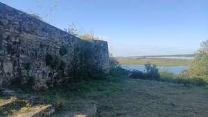 Vandalismo y desprendimiento de rocas del histórico Fuerte de Borbón - Noticias del Chaco - ABC Color