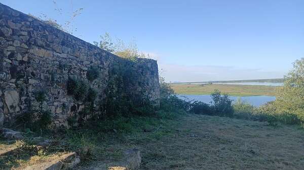 Vandalismo y desprendimiento de rocas del histórico Fuerte de Borbón - Noticias del Chaco - ABC Color