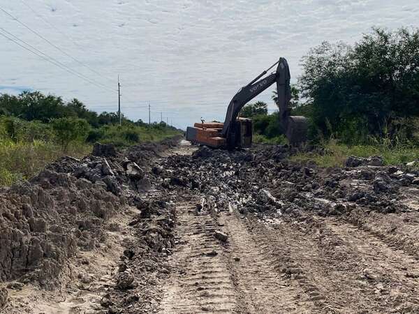 Maquinaria enviada por el MOPC al Alto Paraguay trabajó un día y se descompuso - Noticias del Chaco - ABC Color