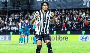 Adrián Alcaraz a Olimpia y Robert Rojas sería incluido en la negociación con Libertad