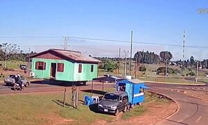 (VIDEO) ¡Furor en Tava´i por una casa transportada en un vehículo!