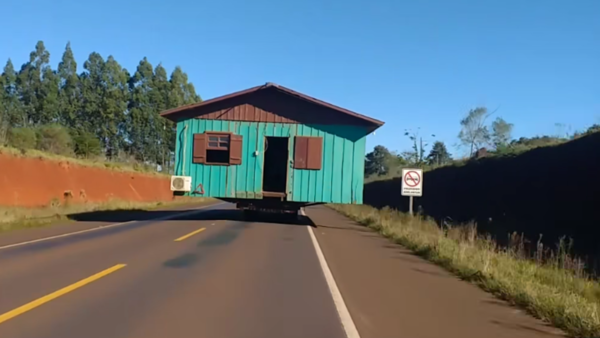 Se mudó con todo y casa: ¡hasta con aire acondicionado!