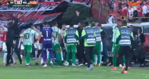 Versus / ¡Se desplomó en pleno partido! Futbolista colombiano asustó a todos