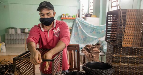 La Nación / Personas privadas de libertad ofrecen regalos artesanales para el Día del Padre