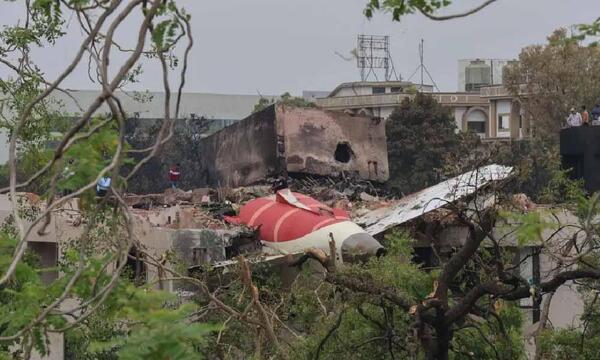 Entre cuerpos y fuego, así escapó el único superviviente del vuelo que se estrelló en India – Prensa 5