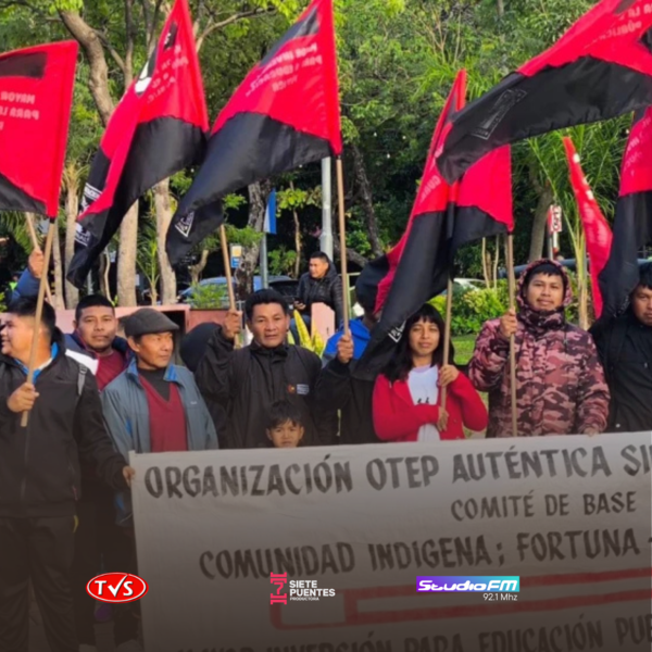 Docentes protestan en Asunción por mayor inversión en educación pública - «TVS DIGITAL»