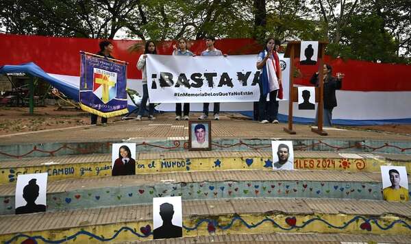 “Basta ya”: estudiantes recuerdan a fallecidos y marchan contra la inseguridad - Nacionales - ABC Color