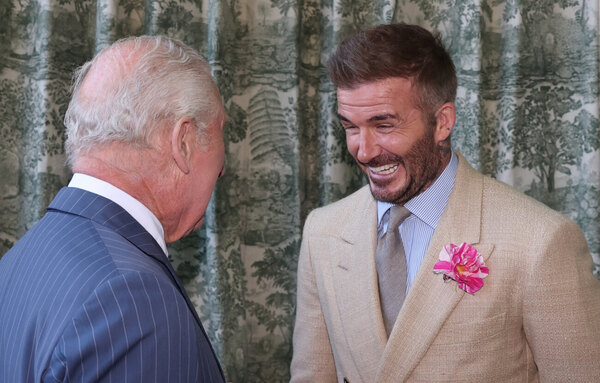 Versus / David Beckham es nombrado caballero por el rey Carlos III