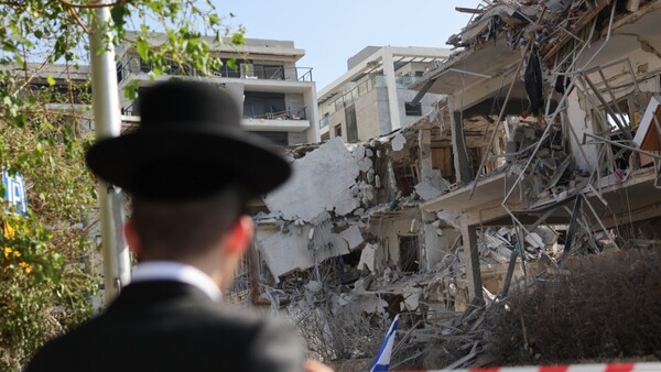Al menos 60 muertos en un edifico residencial de Teherán golpeado por Israel