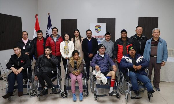 Entregan sillas de ruedas mediante cooperación de Taiwán