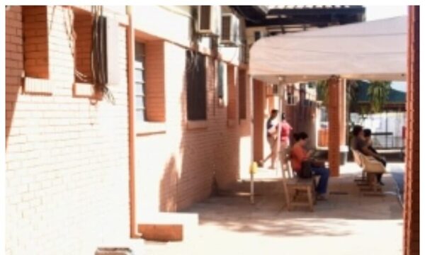 Denuncian que médicos pegaron ojo de un niño con la “gotita” en lugar de la herida