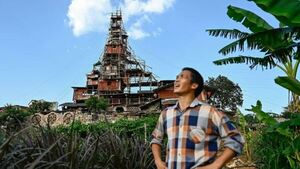 El hombre que construyó un edificio insólito para resistir a un proyecto turístico en China
