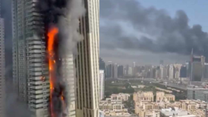 Video: Evacuadas más de 3.800 personas por incendio en un rascacielos de Dubái