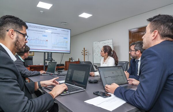 Déficit fiscal de mayo continúa en línea con plan de convergencia, según MEF - .::Agencia IP::.