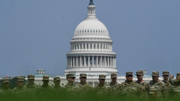 Muerte a tiros de congresista demócrata enluta el desfile militar de Trump