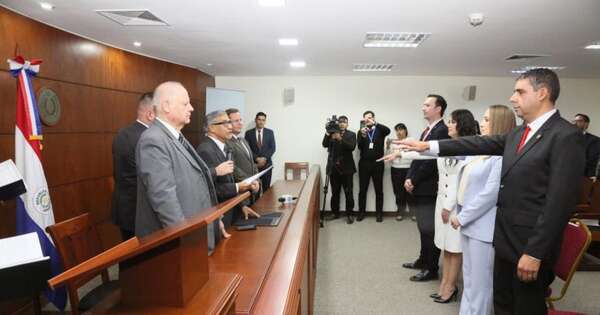 La Nación / Ministros de Corte tomaron juramento a nuevos defensores públicos y fiscales