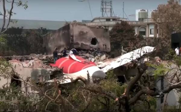 Su mujer había fallecido días atrás, fue a la India para esparcir sus cenizas y abordó el vuelo trágico