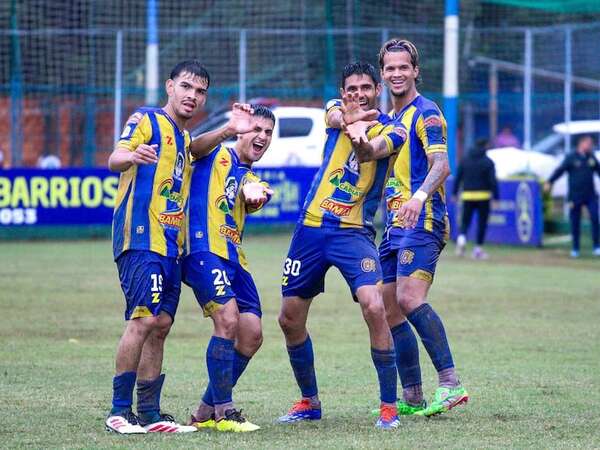 Debut triunfal de la “Araña” Denis en Capiatá - Fútbol de Intermedia - ABC Color