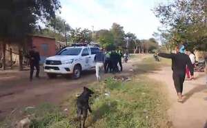 Violento incidente entre policías y vecinos durante detención en Villarrica - Policiales - ABC Color