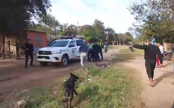 Violento incidente entre policías y vecinos durante detención en Villarrica - Policiales - ABC Color