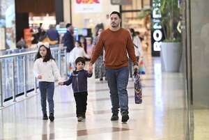 Hay casi 1 millón de papás y cerca de 90% está activo en el mercado laboral - Economía - ABC Color