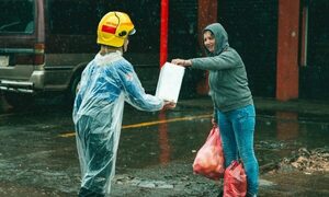 Bomberos apelaron a solidaridad en jornada lluviosa
