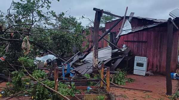 Temporal causa destrozos en San Alfredo y Arroyito: Más de 10 viviendas afectadas