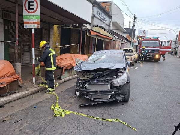 Video: accidente y vuelco en el Mercado 4 - Policiales - ABC Color