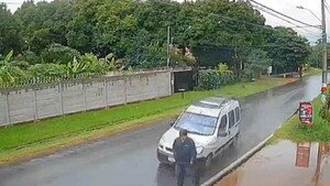 Video: Conductor ingresa al carril contrario, atropella a un peatón y huye en Areguá