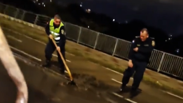Video: Comisario cambia pistola por azada y limpia agua acumulada en la Costanera Norte