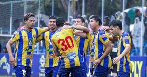 La Nación / Capiatá venció en el debut de Denis