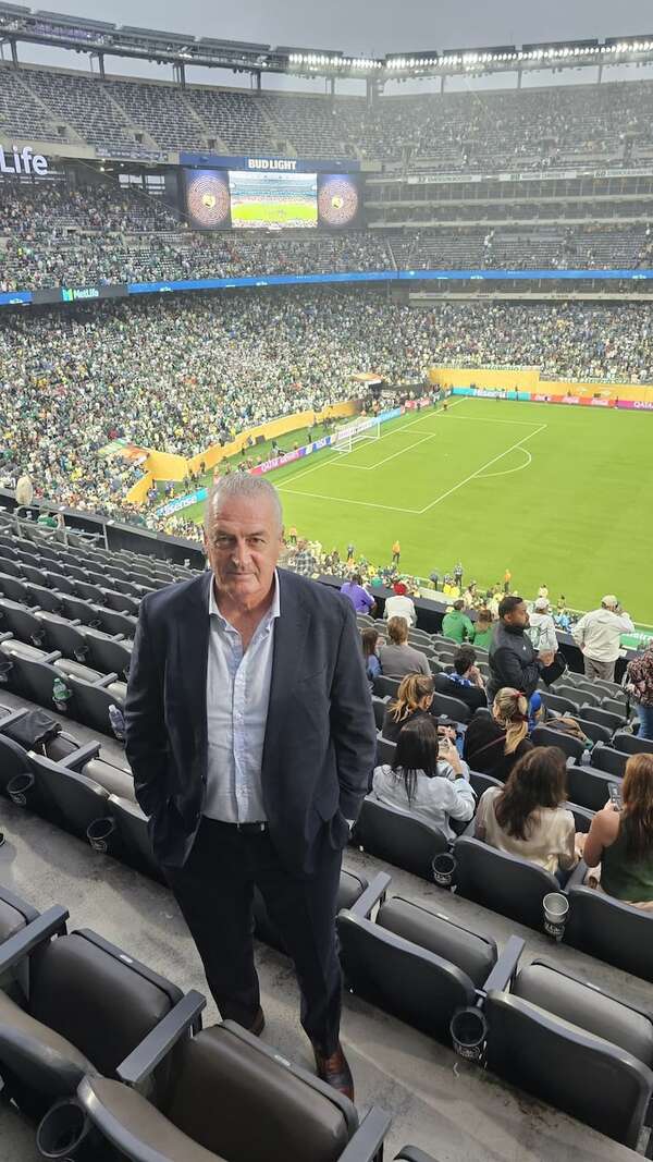 Gustavo Alfaro, observando de cerca a Gustavo Gómez - Selección Paraguaya - ABC Color