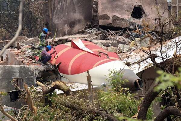 Hallan la grabadora de voces de la cabina del avión de Air India siniestrado en la India - Mundo - ABC Color