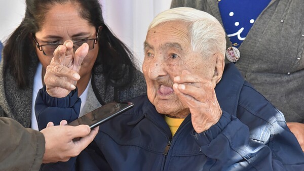 Héroe de guerra insta a jóvenes a no dejar de estudiar ni trabajar