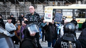 Desalojan a seguidores de CFK que acampaban en vía pública