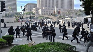 Decenas de arrestados en protestas contra Trump