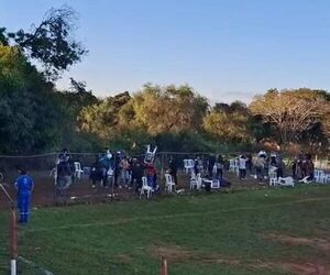 (VIDEO)Hinchas se atacaron a sillazos y patadas en medio de partido en Capiatá