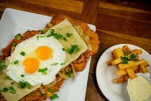 Aprendé a hacer la famosa y sabrosa milanesa a caballo - Gastronomía - ABC Color