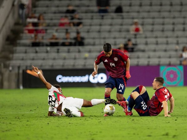 Versus / Costa Rica sufre para vencer a Surinam en la Copa Oro