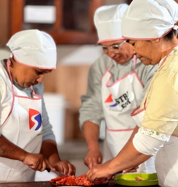 Sinafocal certificó a cocineras empíricas y profesionales en producción bovina en Ñeembucú - .::Agencia IP::.
