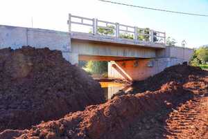 Intensos trabajos de la Gobernación de Itapúa para reparar caminos rurales y culminar puentes