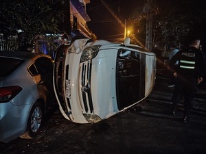Conductor ebrio provoca persecución, vuelco y destrozos en Ciudad del Este - ADN Digital