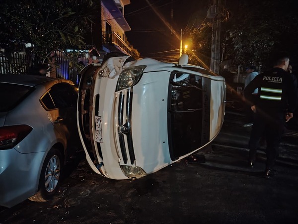 Conductor ebrio provoca persecución, vuelco y destrozos en Ciudad del Este - ADN Digital