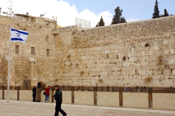 Miles de turistas se encuentran atrapados en Israel tras inicio de las hostilidades con Irán