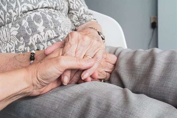 Adultos mayores en el abandono: Central y Asunción concentran el 61% de las denuncias por violación del deber de cuidado - El Observador