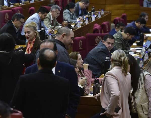 Diputados define si mantiene vivo el peligroso plan de “blanqueo exprés” - Política - ABC Color