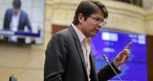 Precandidato colombiano ingresado este domingo de urgencia a sala de neurocirugía